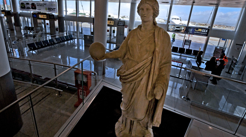 Urania musa dell'astronomia, la  statua romana proveniente del Museo archeologico nazionale di Napoli che da da oggi  accoglie i passeggeri dell'area gate dell'aeroporto internazionale di Capodichino, 1 marzo 2017.
ANSA / CIRO FUSCO