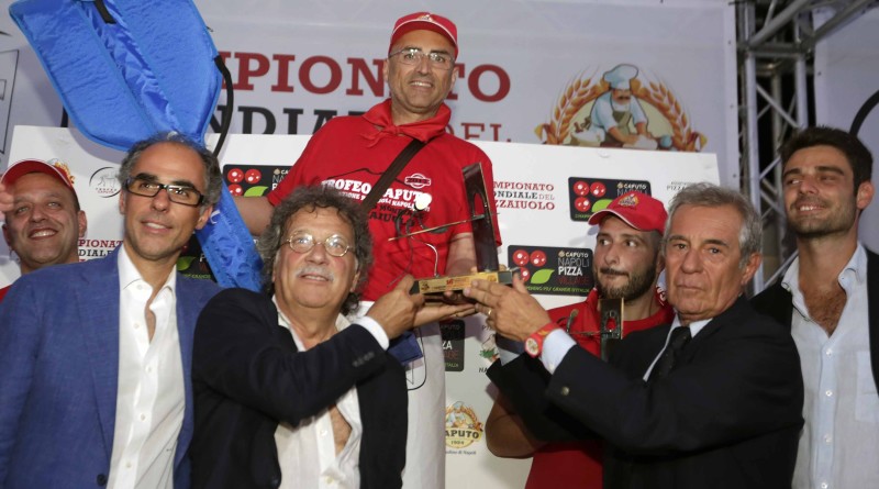 Michele Leo vincitore del Campionato mondiale del Pizzaiuolo - XVI Trofeo Caputo con la famiglia Caputo e Sergio Miccù - foto di Renna e De Maddi