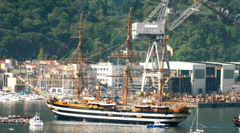 la Vespucci in rada a castellammare di stabia