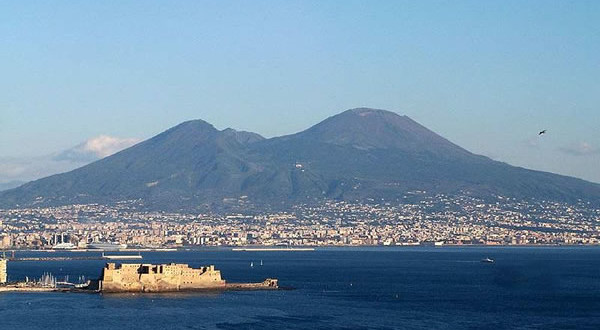 Vesuvio-Napoli-Italia.-Author-Jeffmatt.-No-Copyright-600x330