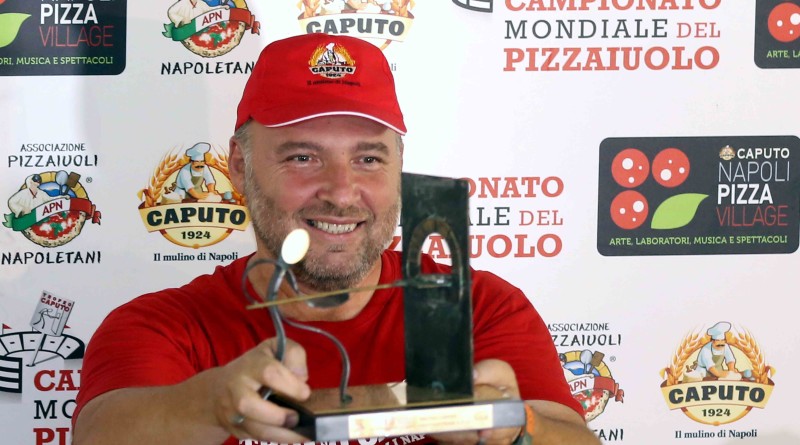 Napoli18 settembre 2019 Trofeo Caputo
E' Ciro Magnetti Il campione del mondo dei pizzaioli nella specialità pizza napoletana.
By Mulino Caputo / ph: Renna De Maddi